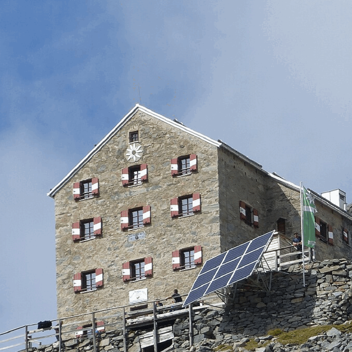 Berghütte mit Solarpanel – Missoir im Einsatz an abgelegenen Orten